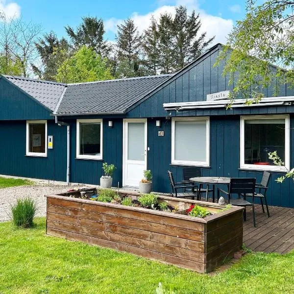 Spacious Lakeside Retreat, hotel in Ansager