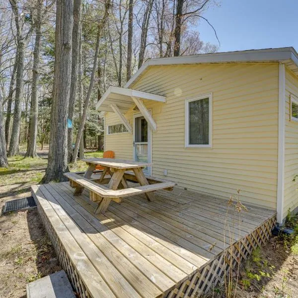 4-Season Gold Coast Cottage, 2 Mi to Winter Sports, hotel en Whitehall