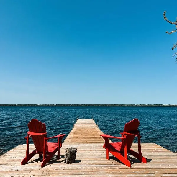 Viesnīca Tanglewood - Large Waterfront Home in PEC ST-2020-0172 pilsētā Waupoos