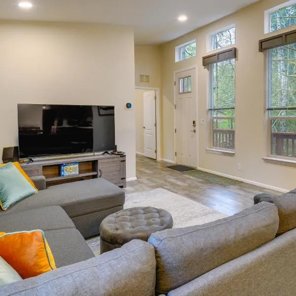 Hoodsport Vacation Rental w/ Private Lake Access!, hotel in Hoodsport
