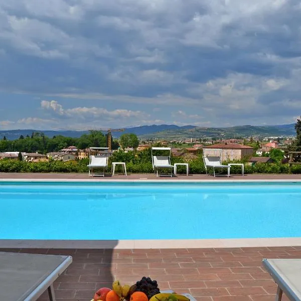 Villa Faccioli Deodara With Shared Pool, hotel in Colognola ai Colli