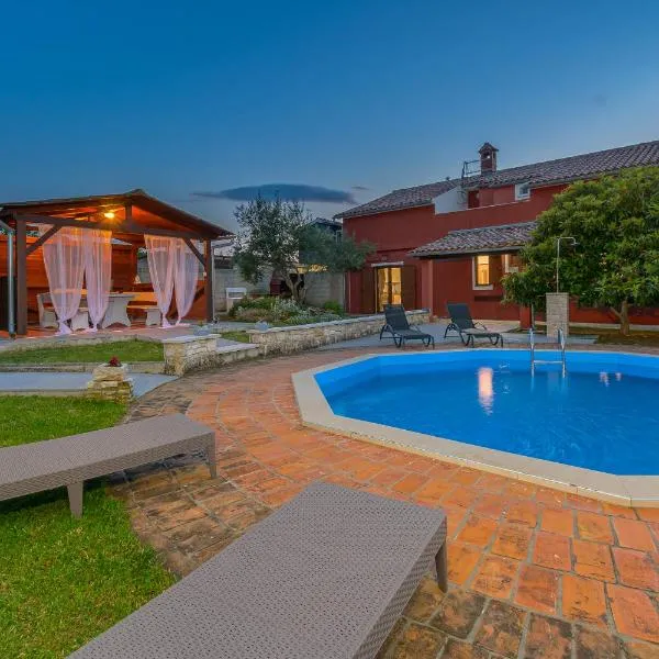 Villa Carla near Pula with private pool & kids playground up to 8 guests - pet friendly, viešbutis mieste Mutvoran