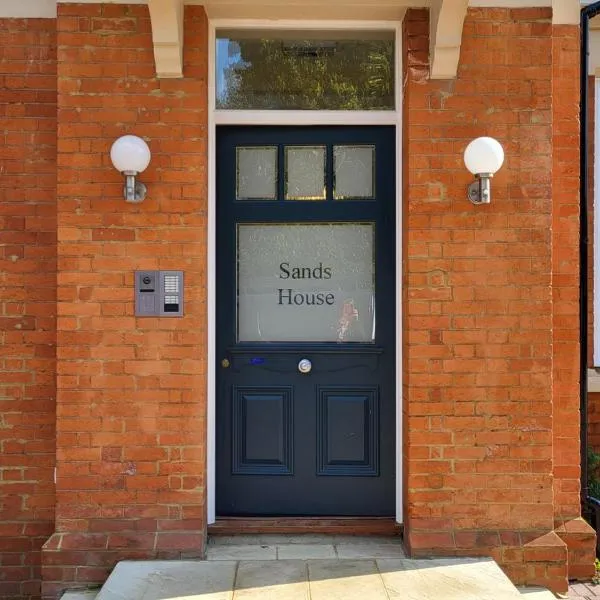 Sands House - luxury modern studios with secure parking in Epsom, Surrey, hotel v destinaci Epsom