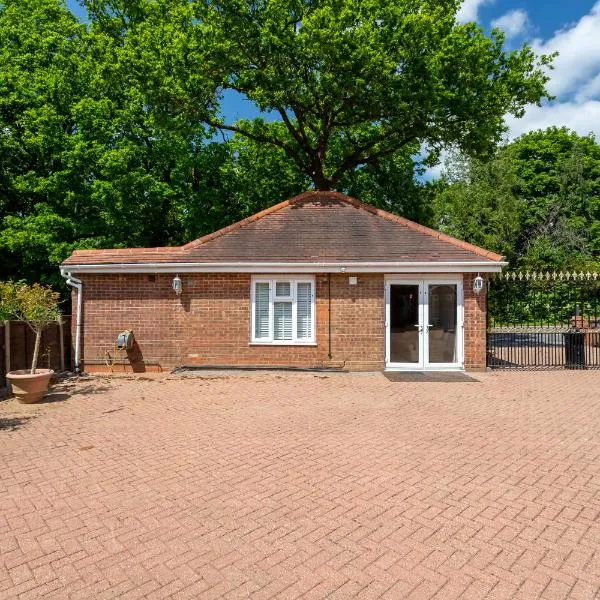 Entire Large Detached Bungalow The Star of Hatfield, hotell i Hatfield