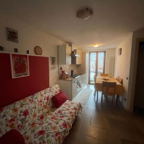 LA CASA DI PUCCI nel borgo affrescato di PARLASCO, hotel v destinaci Cortenova
