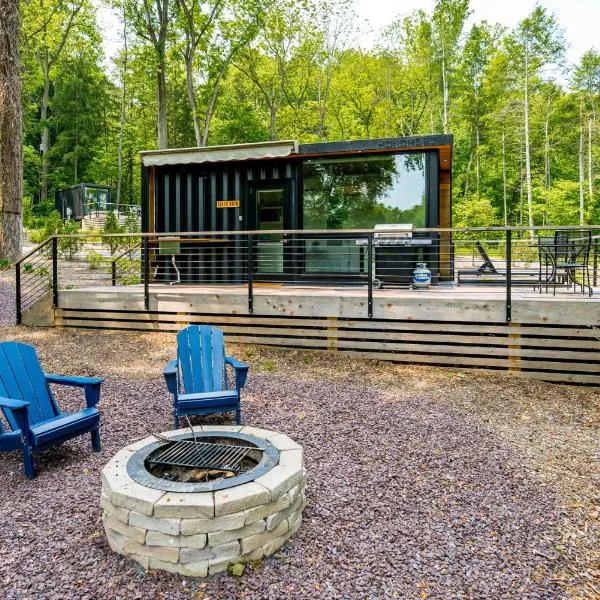 Riverside Tiny Cabin w Hot Tub, Fire Pit, & Kayaks, hotel in Rileyville