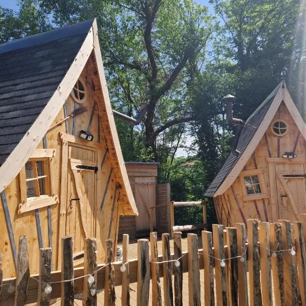 Les cabanes féeriques du Cheix, hotel en Saint-Diéry