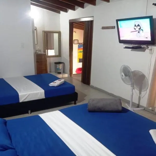 Yellow House Hostel, hotel in Medellín