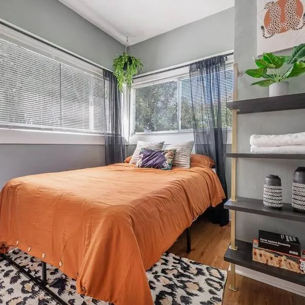 Jungle Themed Apt. Close to Coffee, Food + Shops!, hotel v destinaci Tampa