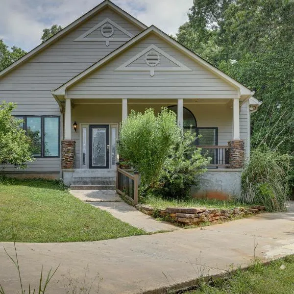 Single-Story Home about 7 Mi to Old Towne Conyers!, hotel v destinaci Conyers
