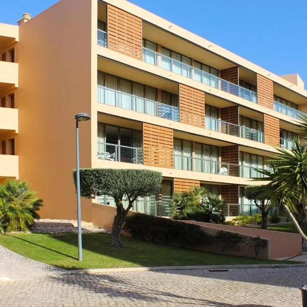 Galé에 위치한 호텔 Herdade dos Salgados 2 Bedrooms T2-12A-1D is located next to the entrance of Vila das Lagoas Albu