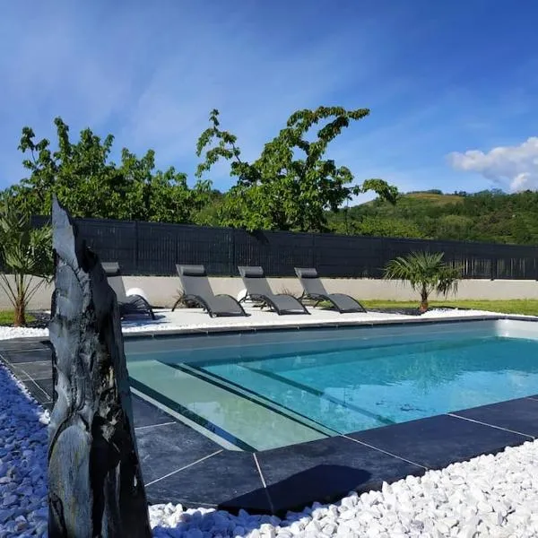 CHAMBRE & SDB PRIVÉE avec piscine en bord de Via Rhona, hôtel à Sarras