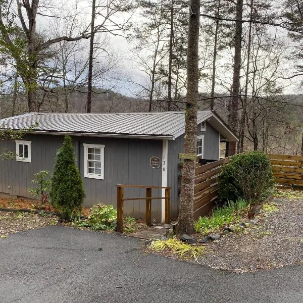 New Listing! Convenient Cottage - Hot Tub, 4 Minutes to Dahlonega, hotel in Cane Creek