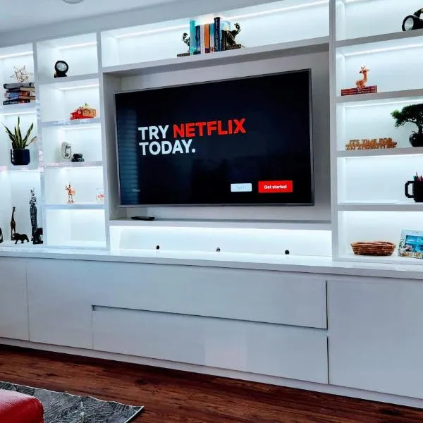 Family friendly spacious 4bedroom house in Bagshot with EV Charger, hotel in Bagshot