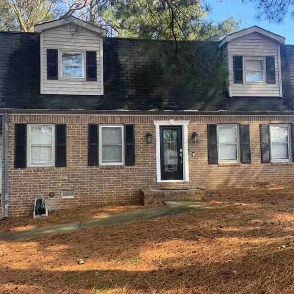Renovated 3bedroom 2.5bath 2 story house w/ garage, hotel v destinaci Lawrenceville