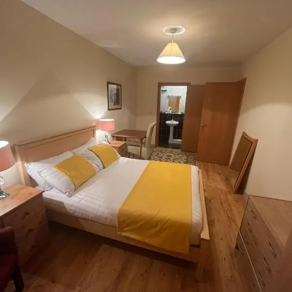 Elegant Rooms and Suites in Knock, hotel u gradu Knock