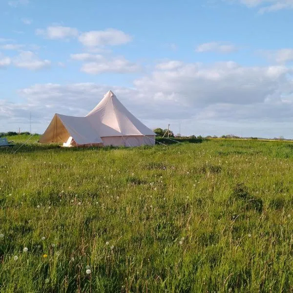 Cosy Farmhouse Glamping, hotel in Damsholte