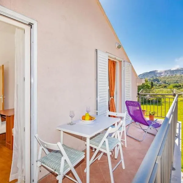 Apartman Sofia za 3 s parking blizu centra，位于米利尼的酒店