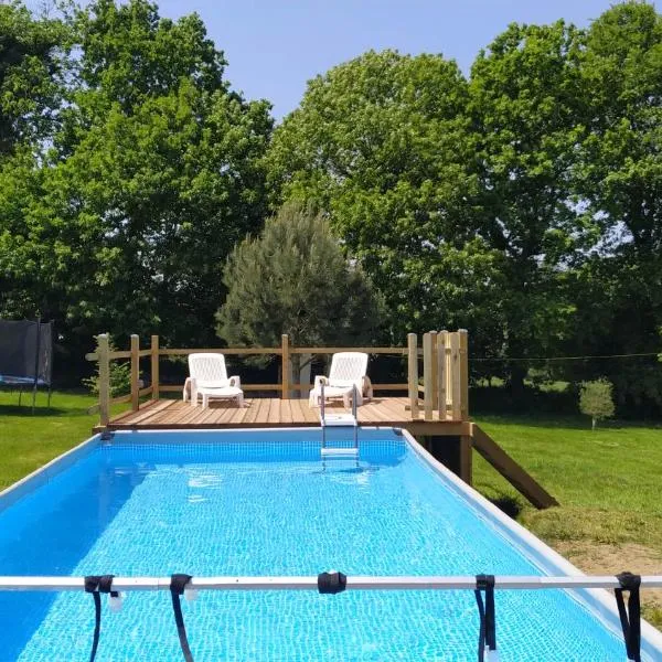 Gite "home" avec piscine, отель в городе Le Mesnil-Adelée