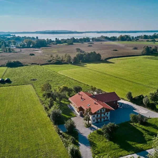 Farmhouse 1604, hotel di Übersee