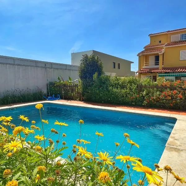 Oceans house - Pool, Sauna, 26 Sleeps, 7m to beach، فندق في كاركافيلو