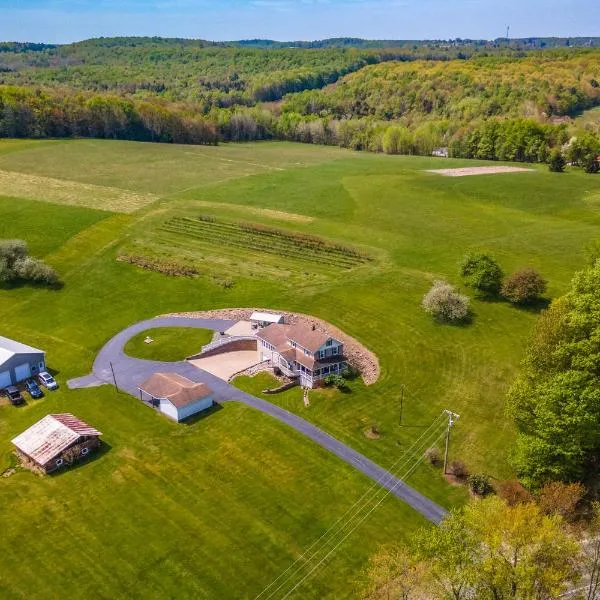 Spacious Pennsylvania Vacation Rental w/ Backyard, hotell i Kersey