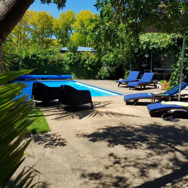 The Village Apartment, just steps to the Village shops, bars and restaurants, hotel in Havelock North