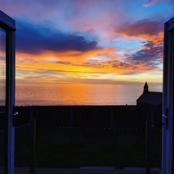 Allibella Shepherds Hut, Amazing Seaview, Private garden, Pet Friendly, hotel in Llanaber