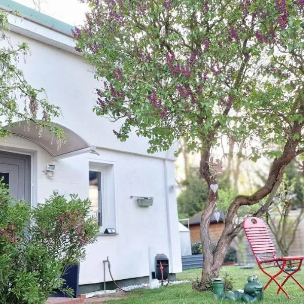 Charmantes Häuschen mit Garten und Parkplatz, hotel en Boltenhagen
