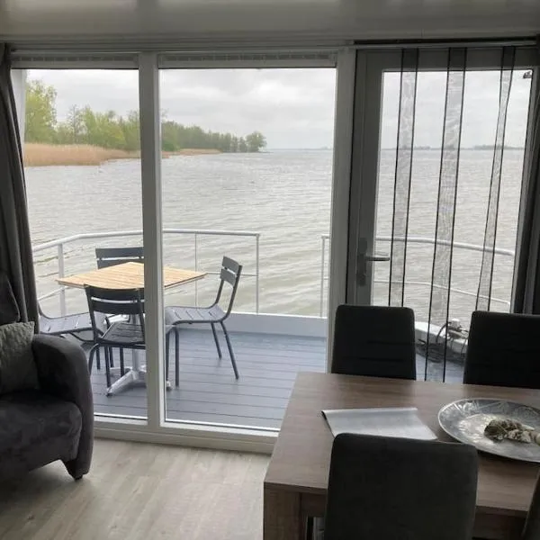 Houseboot Kingfisher, lake view, hotel v destinaci Biddinghuizen