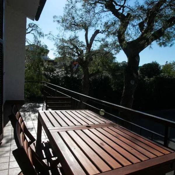 M082 - Marcelli, trilocale con terrazzo al residence Mareverde, hotel v destinácii Marcelli