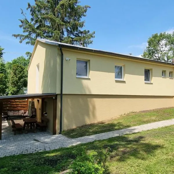 Chata nad kúpaliskom Santovka, hotel in Santovka
