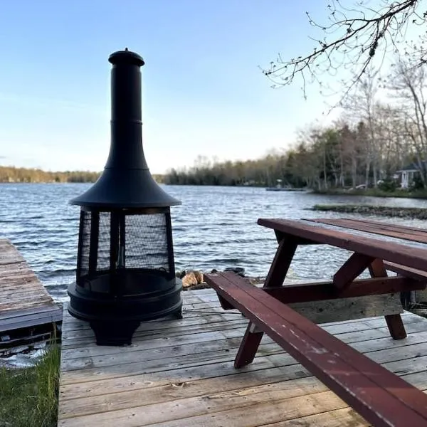 Archie's Lakeside Cabin, hotel en Kentville