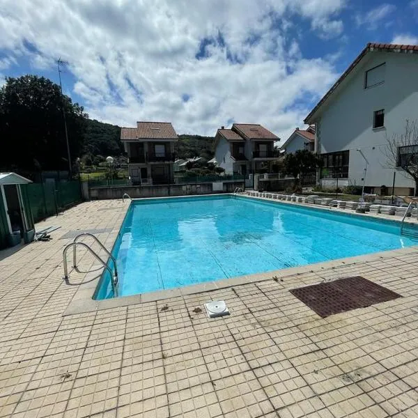 Chalet en urbanización con piscina, hotel ad Argoños