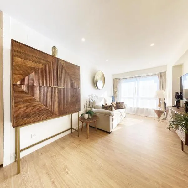 Miramar Luxurious apartment, 3 double rooms for 6 guests, free parking, terrace, new, Hotel in San Sebastián