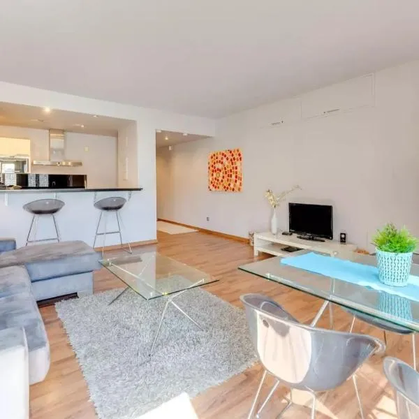 Chic Designer Apartment, отель в городе Марбелья