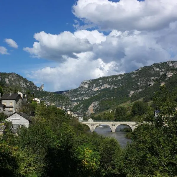Hôtel-Restaurant Le Parisien, ξενοδοχείο σε Les Vignes