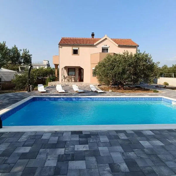 Vacation house TOKET - 6+2 person, hotel in Drage