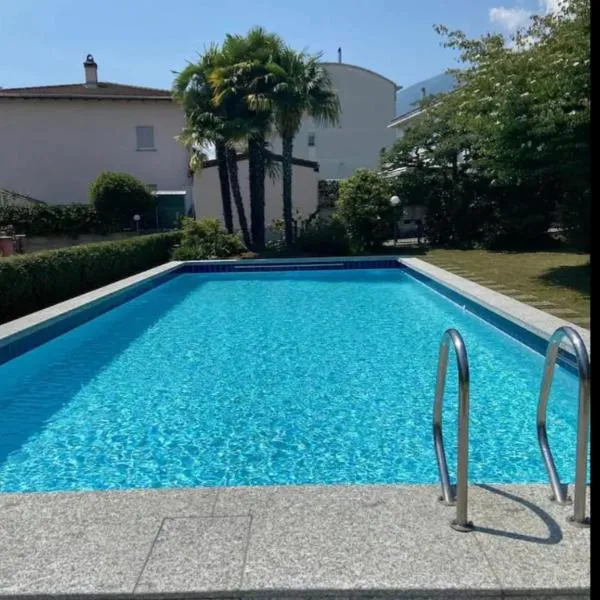 Ampie camere con balcone giardino e piscina, hotel di Gordola