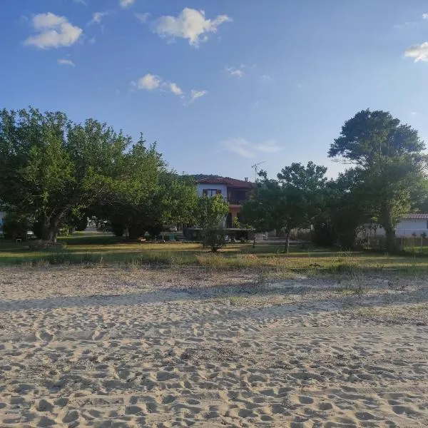 Bright, Beachfront Apartment with free parking and garden, hotel in Vourvourou