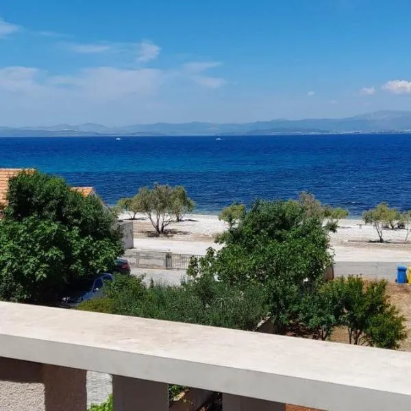 Apartments Zvone,place by the sea, hotel Mircében