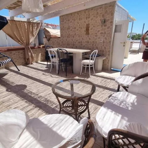 IL GIRASOLE, distante solo 200 mt. REALI dal mare, hótel í Lido Marini