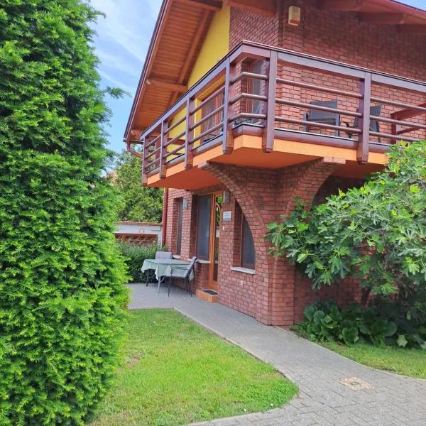 Rozmaring Apartmanok, hotel in Gyula