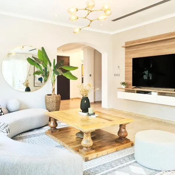 Luxury 3BR Private Pool Villa and Elaborate Gardens, hotel v Dubaji