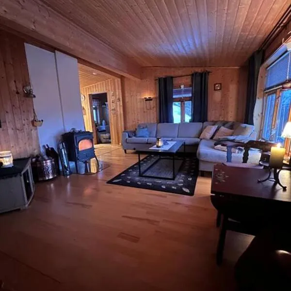 Cozy and spacious cabin, hôtel à Svensby