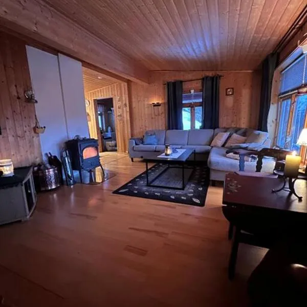 Cozy and spacious cabin, hótel í Svensby