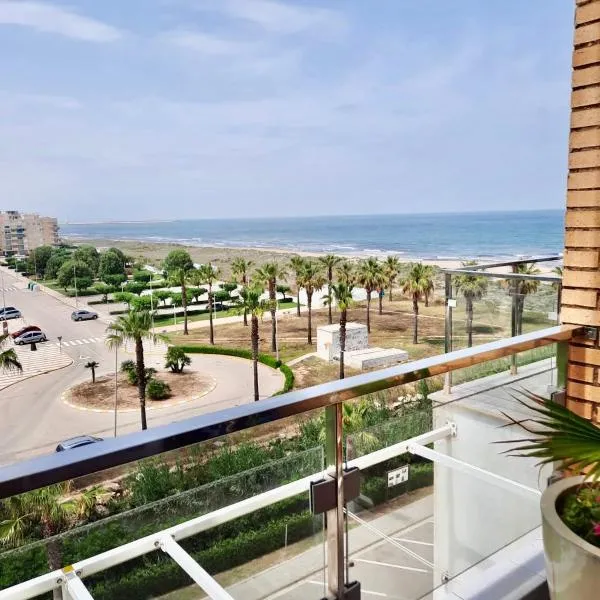 Apartamento a 100 metros de la playa con grande terraza y vistas al mar، فندق في دياموز