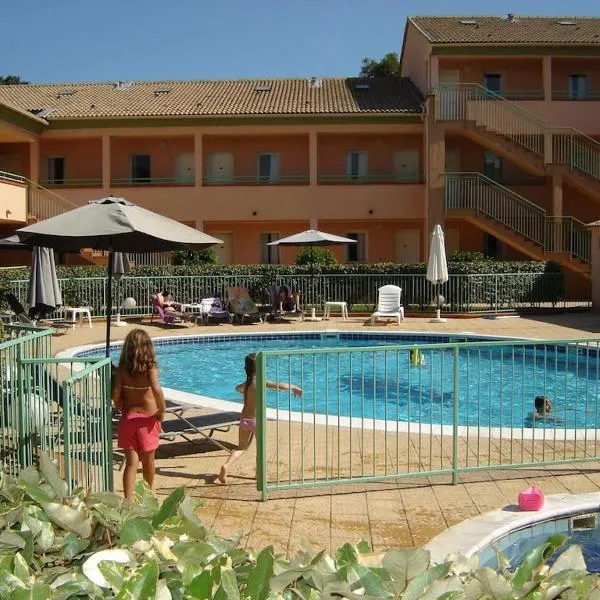 Grazioso bilocale a 200 m dal mare in residence con piscina e WI-FI、Linguizzettaのホテル