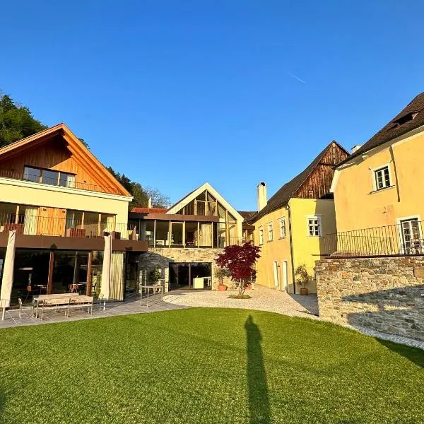 Weingut FJ Gritsch Mauritiushof Apartments, хотел в Шпиц