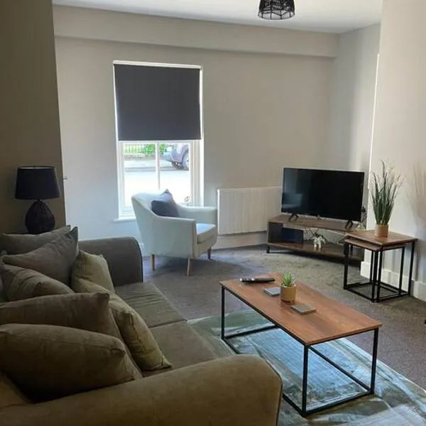 Poplar House-2Bedroom house in town centre with free Parking by ShortStays4U，位于金斯林的酒店